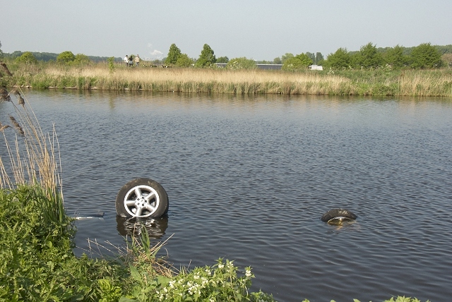 2011/102/GB 20110428 008 Auto te water Akerdijk.jpg